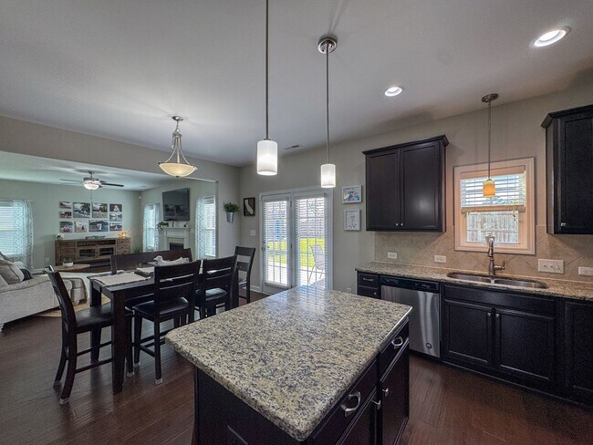 Building Photo - Gorgeous 4 Bed 2.5 Bath Home with Fenced Backyard