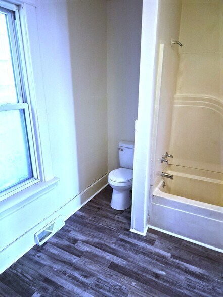 Building Photo - 601 E 12th St