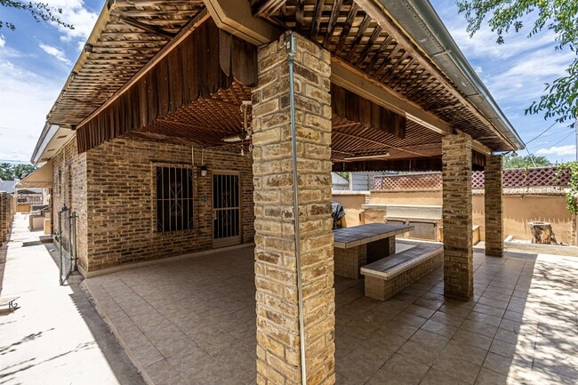 Building Photo - 2006 Piedra China St