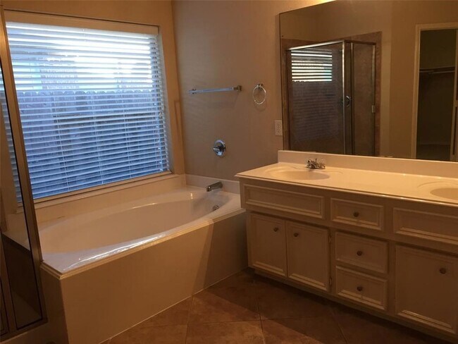 Building Photo - 12918 Leafy Shores Dr