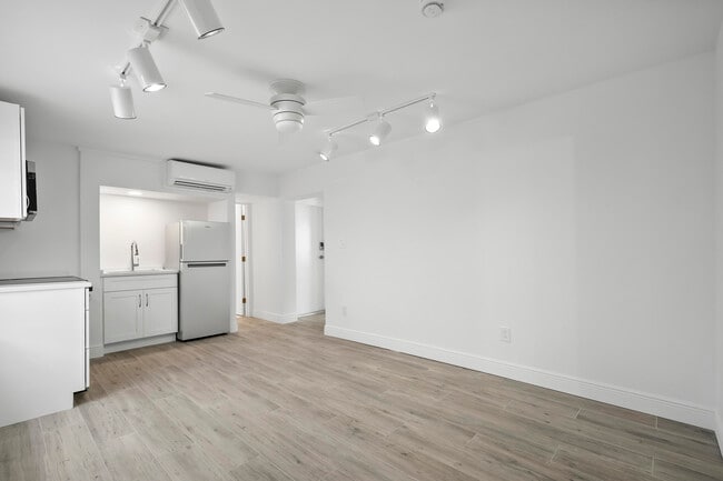 Building Photo - 4832 SE Anchor Ave