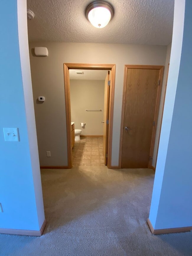 Building Photo - 2 Bedroom Townhome