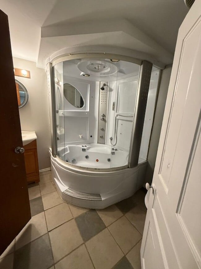 Building Photo - 2 Bedroom, 1.5-bathroom house