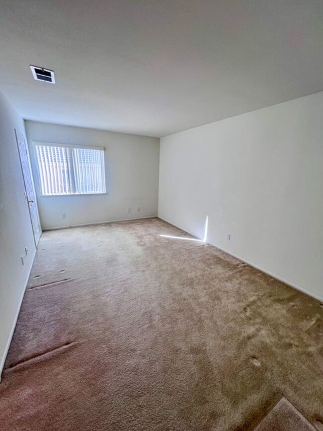 Building Photo - Large 4 bedroom Murrieta home with a loft ...