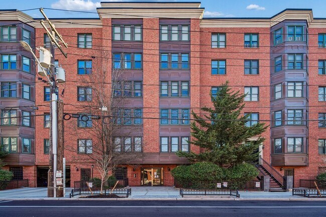 Building Photo - 915 Madison St