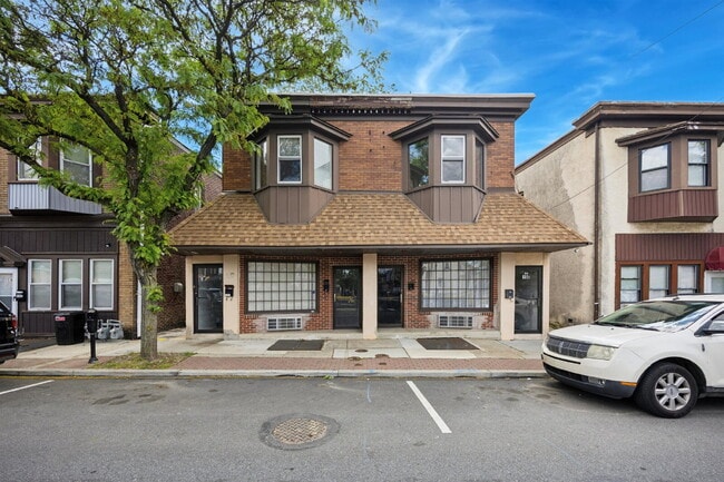 Building Photo - Spacious 3-Bedroom Apartment in the Heart ...