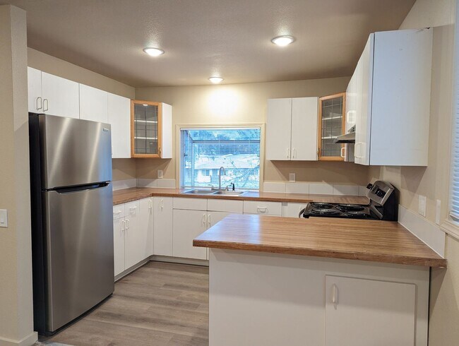 Building Photo - Charming 1 Bedroom Apartment w/ Deck Overl...