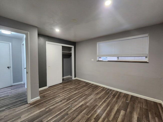 Building Photo - Remodeled 2 Bedroom in Lakewood! Great Loc...