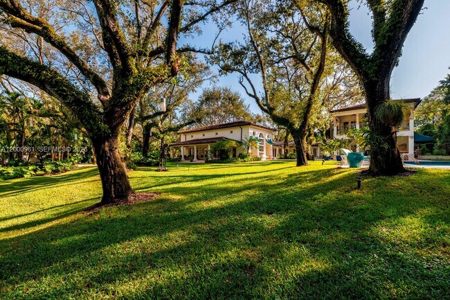 Building Photo - 10100 Lakeside Dr