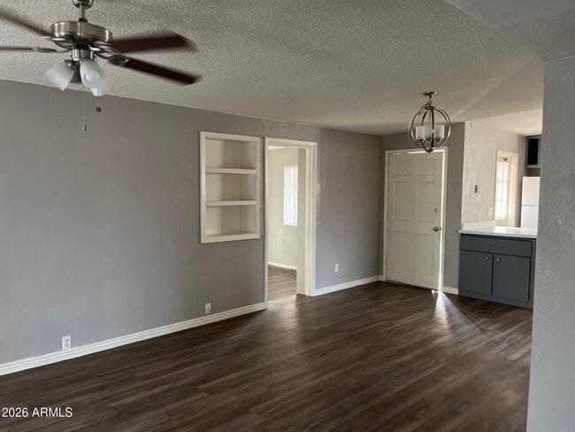 Building Photo - 102 E Ivy St