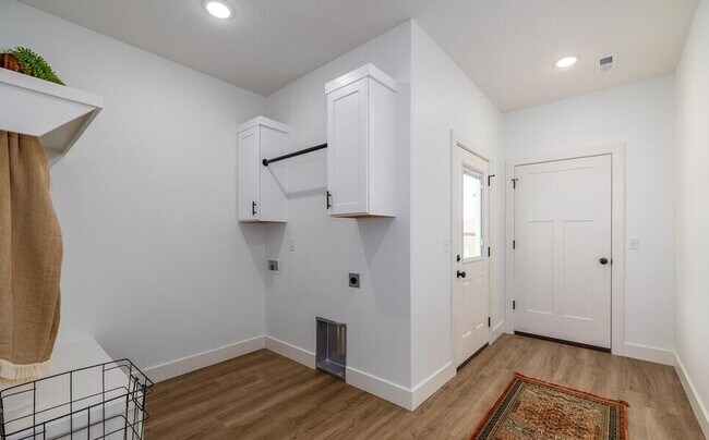 Building Photo - 937 N Blake Ave