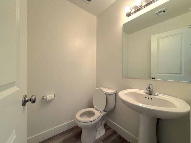 Building Photo - 4 Bed, 2.5 Bath home with 2 Car Garage