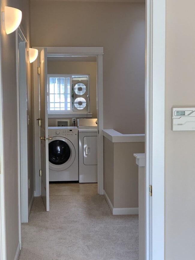 Building Photo - Gorgeous Ravenna Townhome