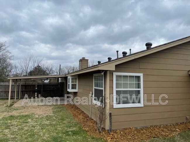 Building Photo - 206 Honey Bee Dr