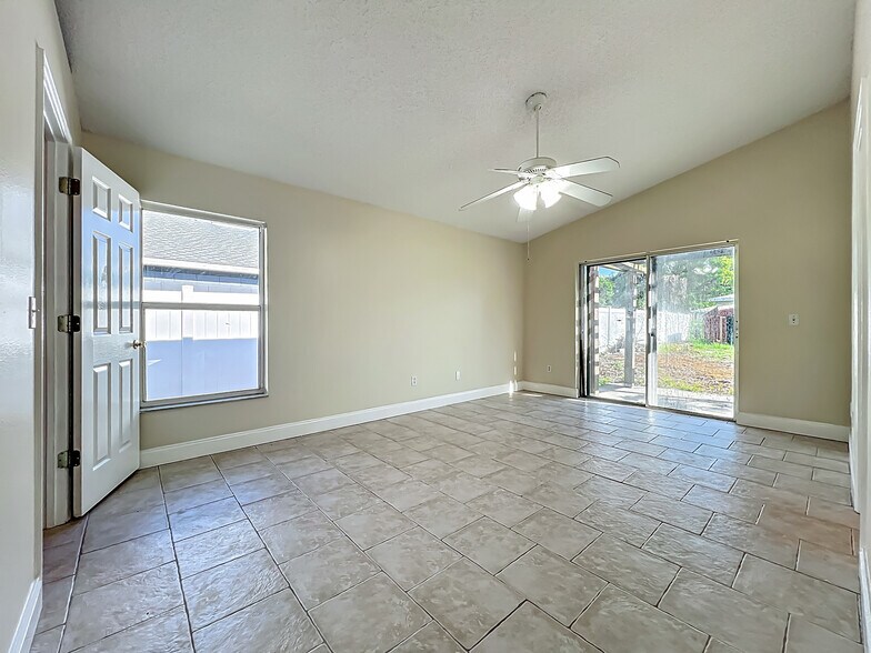 Building Photo - 1115 Naples Dr