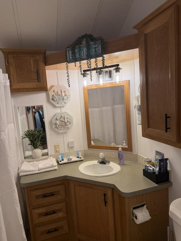 Building Photo - 1219 Thomas Dr