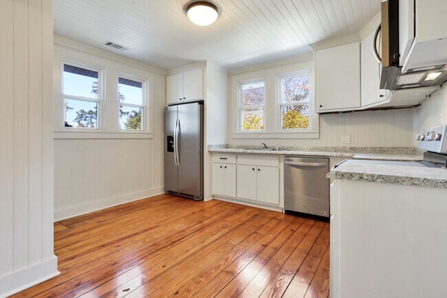 Building Photo - Great location