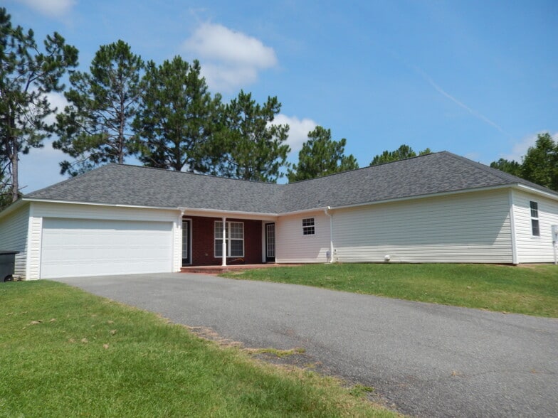 Two Car Garage with Covered Back Porch and Patio - 2065 Pinemount Blvd
