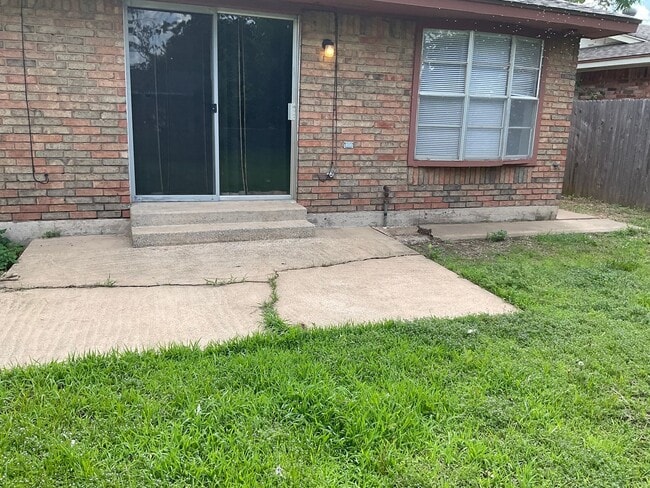 Building Photo - Nice 3bed, 1 1/2 bath. 2 car garage