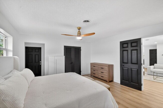 Building Photo - 1221 Singer Dr