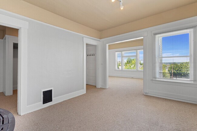 Building Photo - 1 Bedroom with den close to SW! Walking distance to Providence Park!