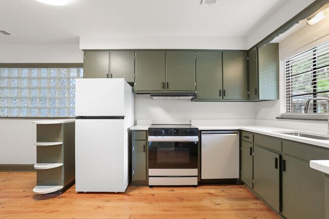 Building Photo - Renovated 3BR / 2BA Home for Rent on Gordonston Ave