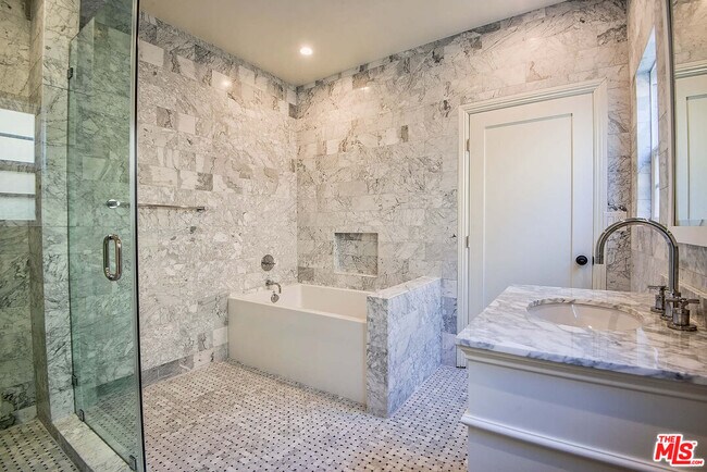 Building Photo - 239 S Orange Dr