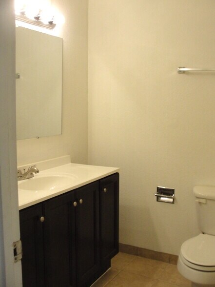 Upstairs Hall Bath - 4595 N 17th Ave