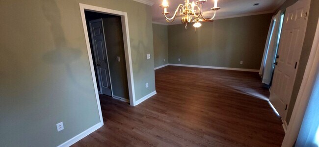 Building Photo - 137 Westmont Dr