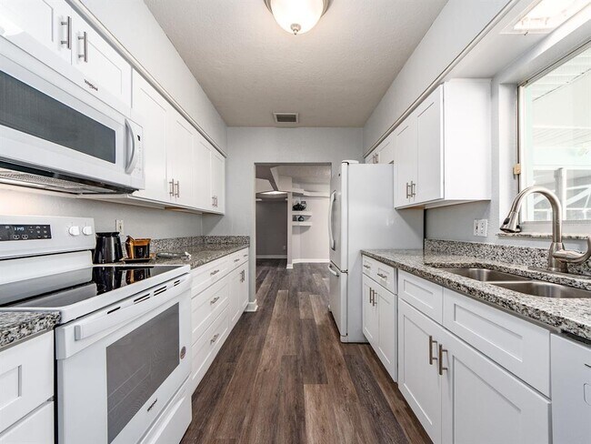 Building Photo - 1549 Linwood Dr