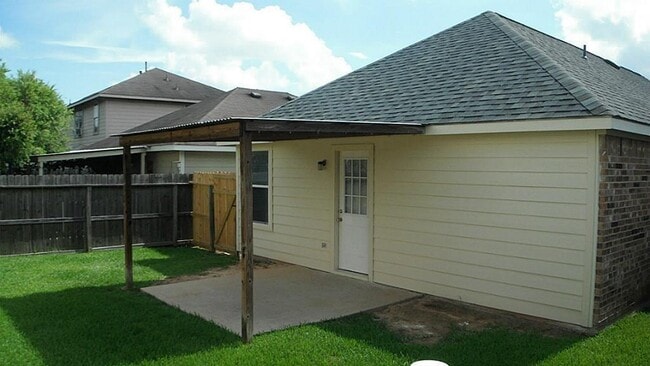 Building Photo - 7319 Village Lake Dr