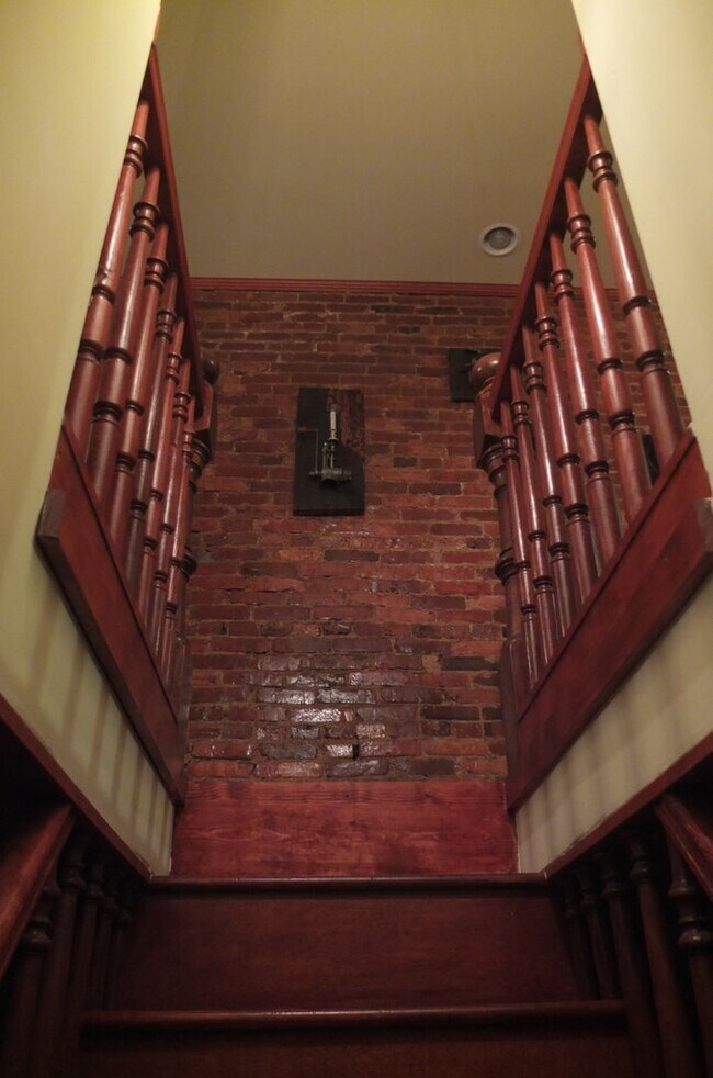 Building Photo - Beautiful Renovated Four bedroom Townhome