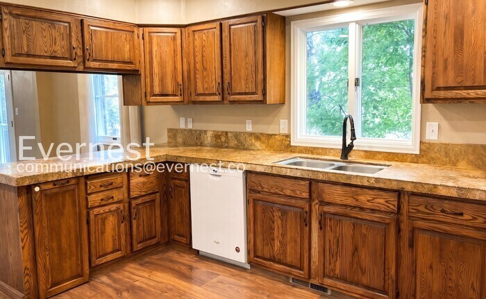 Building Photo - 1808 Riverview Dr