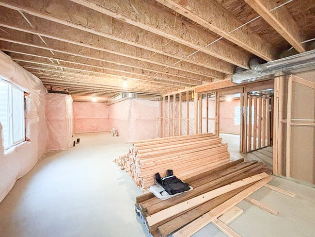 Building Photo - Bright - Open Floor Plan - Steps away from...