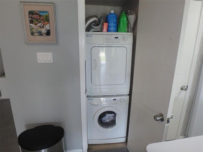 Building Photo - 127 April Point Dr S