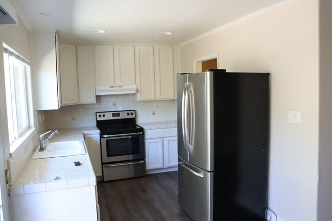 Building Photo - End unit 3 bedroom Townhouse Near Andrew H...