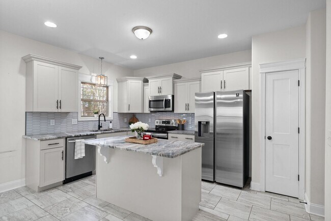 Building Photo - 3 Bed 2/2 Bath home nestled on an Acre of ...