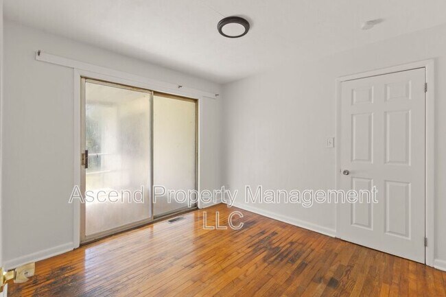 Building Photo - 5018 Golfview Dr