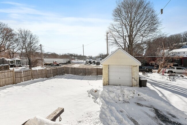 Building Photo - 88 Baker St