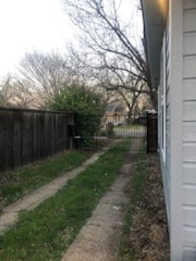 Building Photo - Updated 2/1 Ready For Move In!
