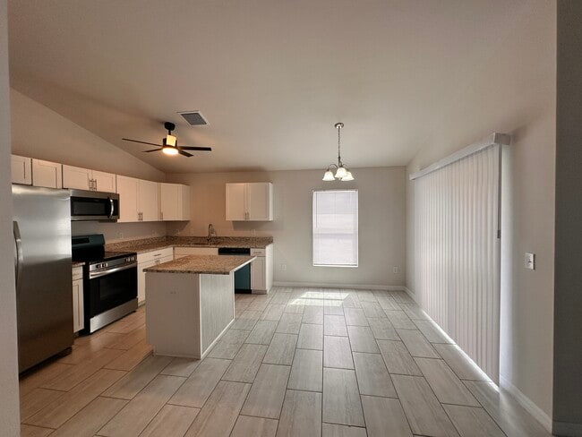 Building Photo - 129 NE 6th Ave