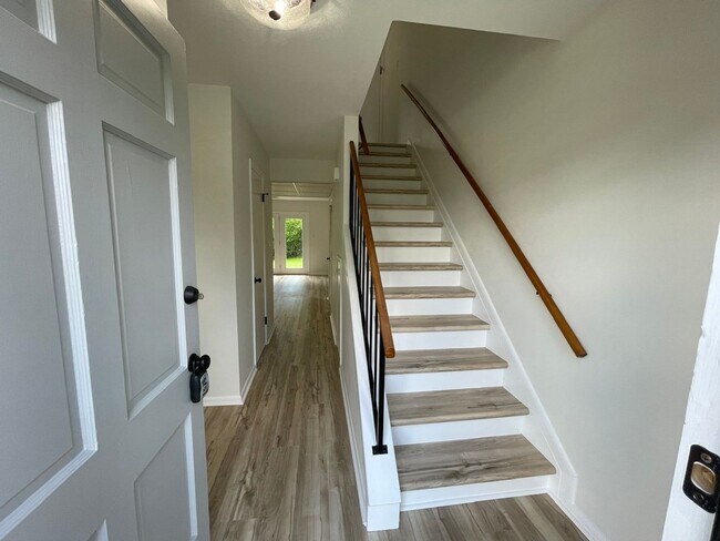Building Photo - Modern Design Condo Near Shelbyville Country Club!