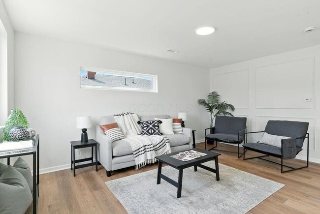 Building Photo - Charming 2-Bed / 1-Bath Ranch in Quiet Col...