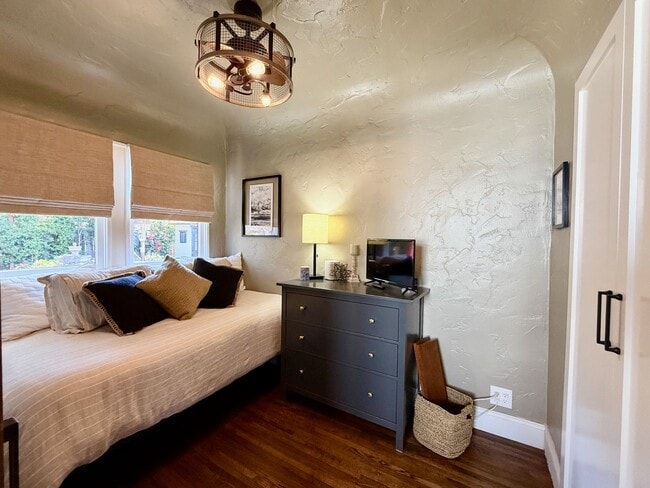 Building Photo - Furnished Santa Barbara 3 bedroom/2 bathroom Home