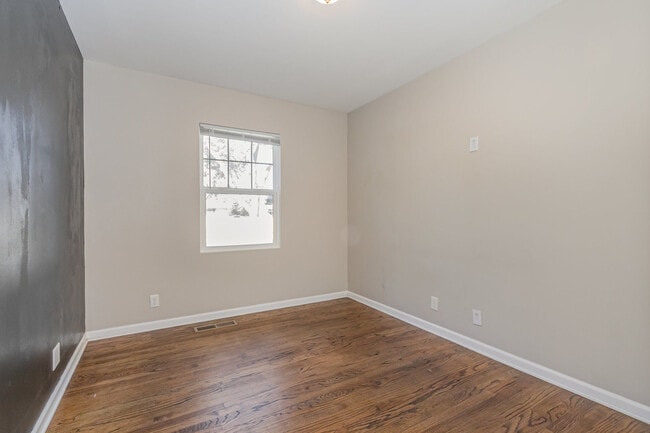 Building Photo - 15824 S Collins Dr