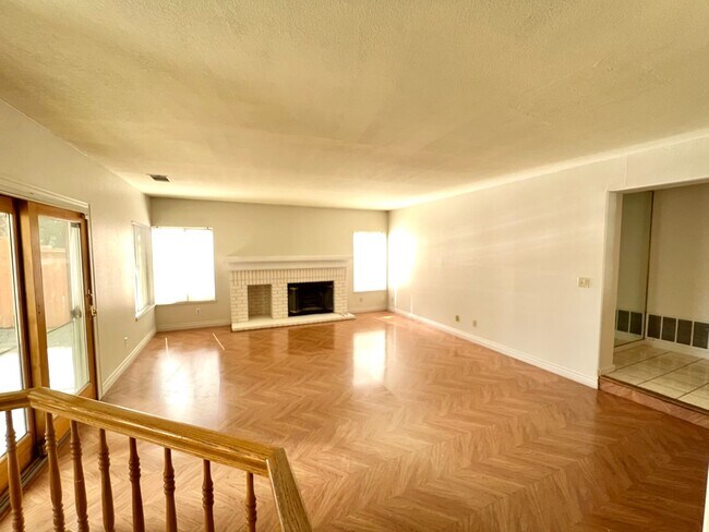 Building Photo - Huge 2 Story 5 Bedroom 3 Car Garage Home w...