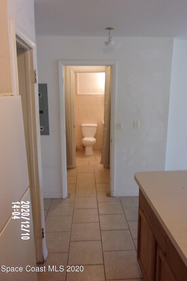 Building Photo - 220 Columbia Dr