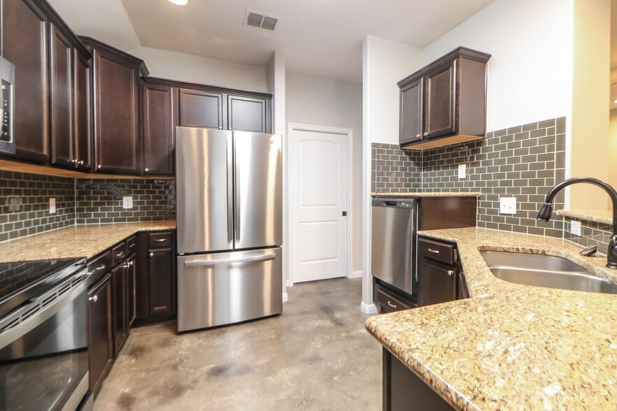 Building Photo - 701 Algerita Dr