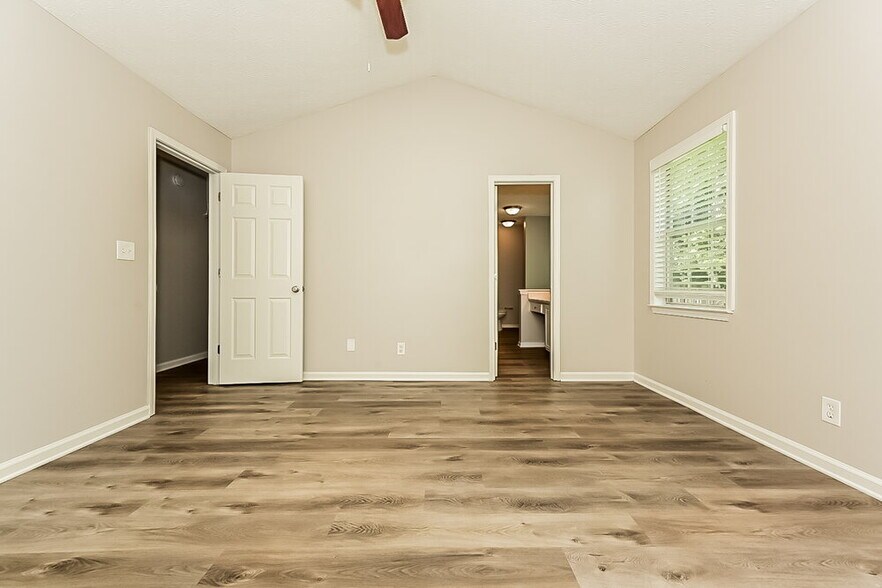 Building Photo - 221 Greenleaf Dr