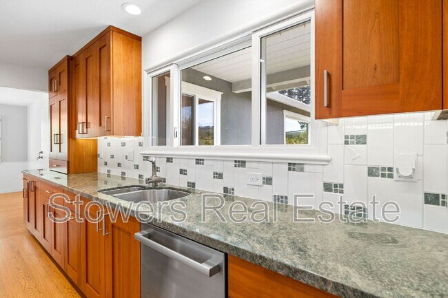 Building Photo - 1099 Larch Ave